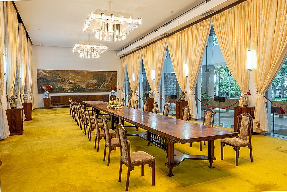 Visitors can admire the meeting rooms, banquet halls, and other spaces once used by the former President of South Vietnam